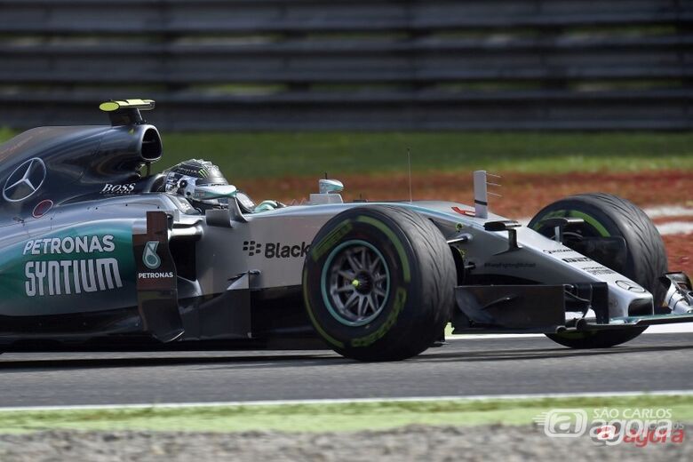Hamilton lidera o Mundial de Fórmula 1 com 28 pontos de vantagem sobre Rosberg. Foto: Studio Colombo/Pirelli - 