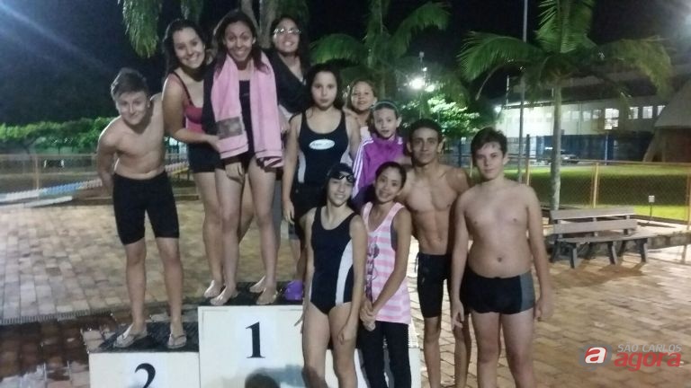 Equipe de natação da Aquário/LCN/Bianchi após participar das provas no torneio aberto promovido pela Cefer. Foto: Divulgação -