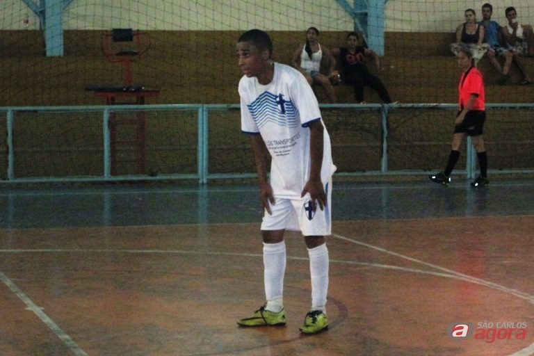 Marquinho leva as mãos aos joelhos: “cansei de fazer gol”. Foto: Gustavo Curvelo/Divulgação -