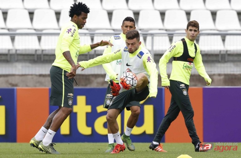 Lucas Lima disputa bola com Gil durante treino no Chile. Foto: Rafael Ribeiro/CBF -