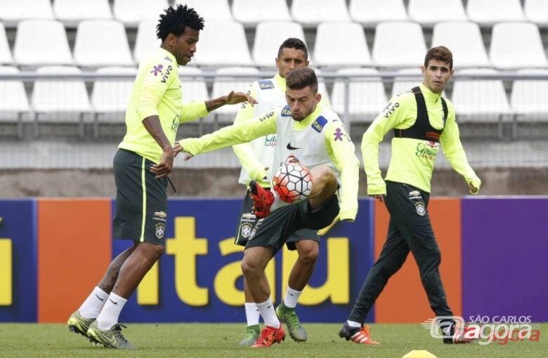 Lucas Lima disputa bola com Gil durante treino no Chile. Foto: Rafael Ribeiro/CBF - 