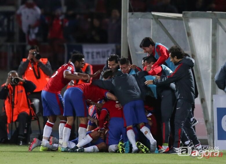 Chilenos comemoram gol contra a seleção brasileira. Foto: Leo Correa/MoWA Press - 