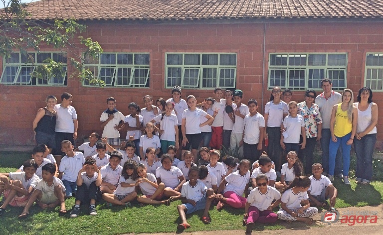 Estudante e voluntárias realizam ação solidária e arrecadam presentes para projeto Madre Cabrini. Fotos: Divulgação -
