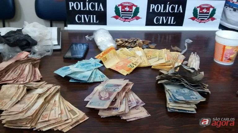 Droga e dinheiro e foram apreendidos pela PM. Fotos: Osni Martins -
