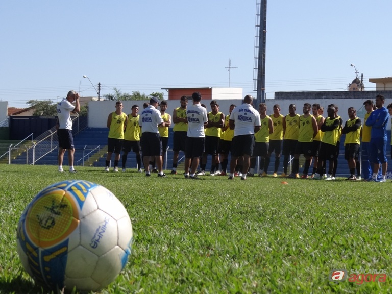 Guanaes conversa com atletas antes de treino. Meta é vencer em Fernandópolis. Foto: Marcos Escrivani -
