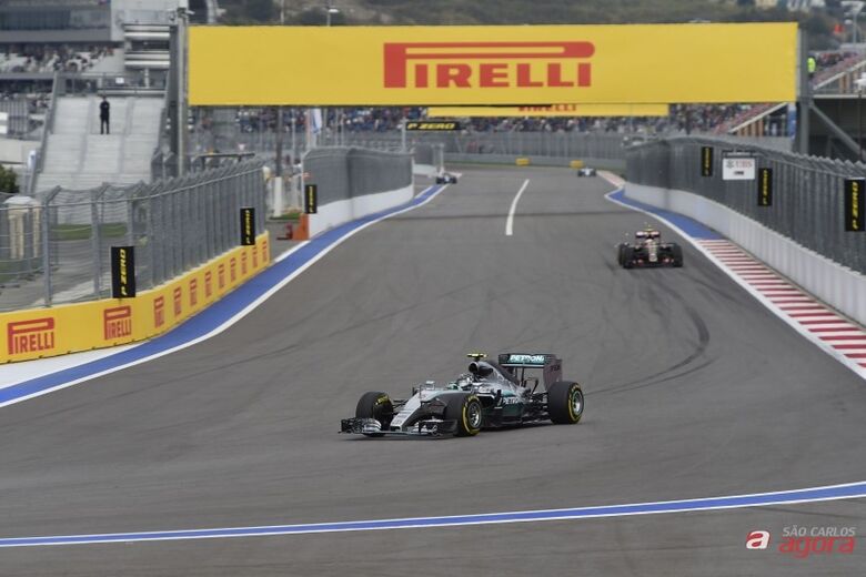 Rosberg desbamcou Hamilton e larga na frente na Rússia. Foto: Studio Colombo/Pirelli -