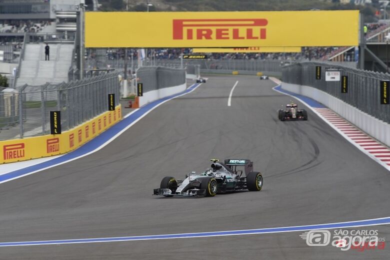 Rosberg desbamcou Hamilton e larga na frente na Rússia. Foto: Studio Colombo/Pirelli - 