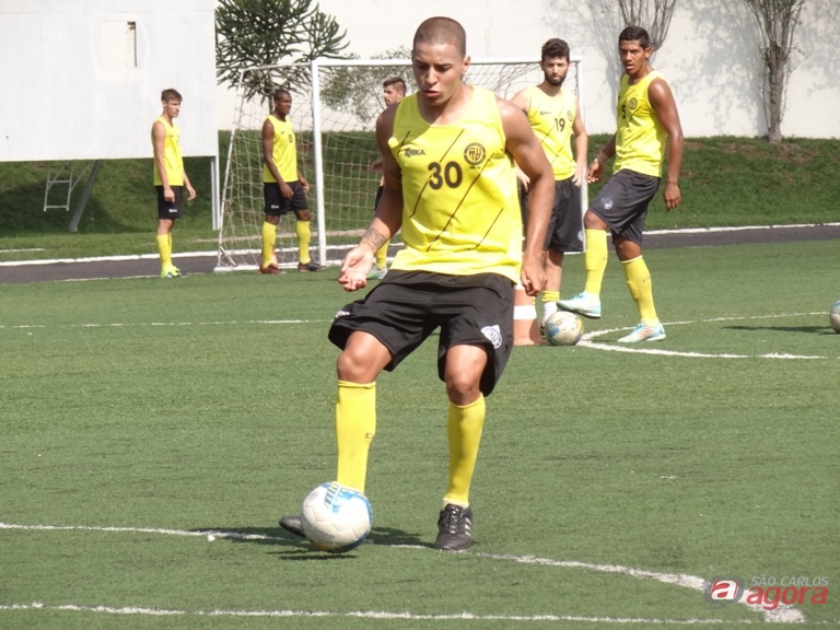 Gregore no treino realizado no Sesi: teste em gramado sintético. Fotos: Marcos Escrivani -