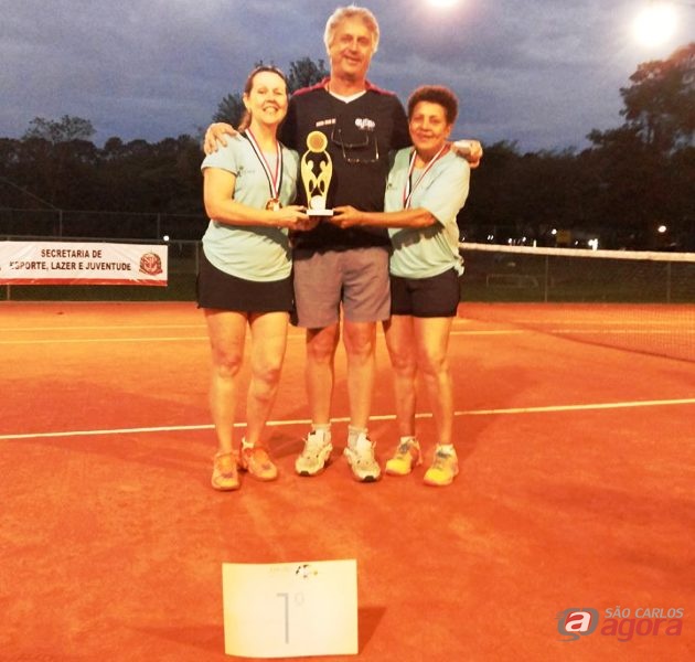 A dupla são-carlense e o técnico Casinha após a conquista da medalha de ouro. Foto: Divulgação -
