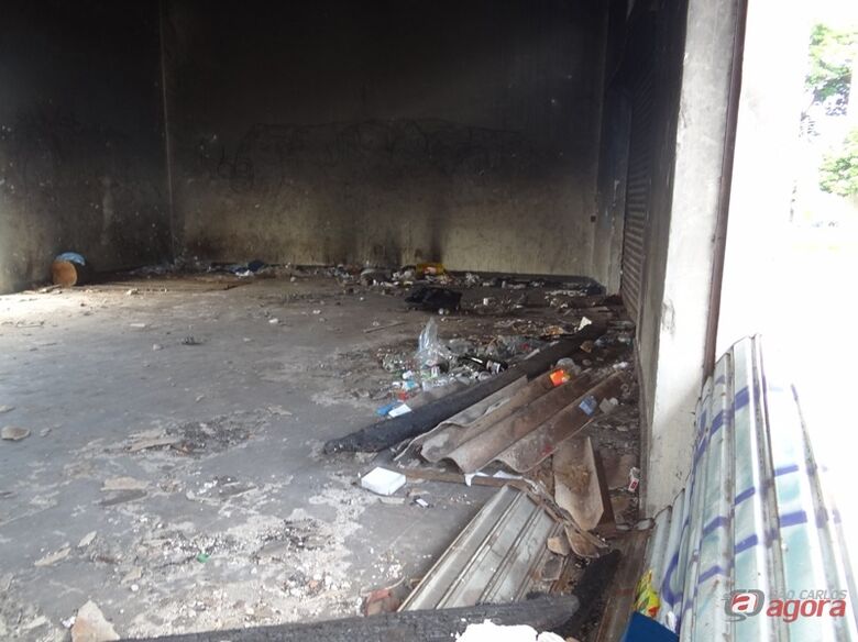 Instalações da antiga loja de móveis, perto do Viaduto 4 de Novembro, traz riscos à saúde e segurança dos moradores vizinhos. -