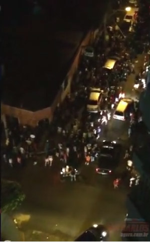 Pancadão toma conta do cruzamento no Centro da cidade. -