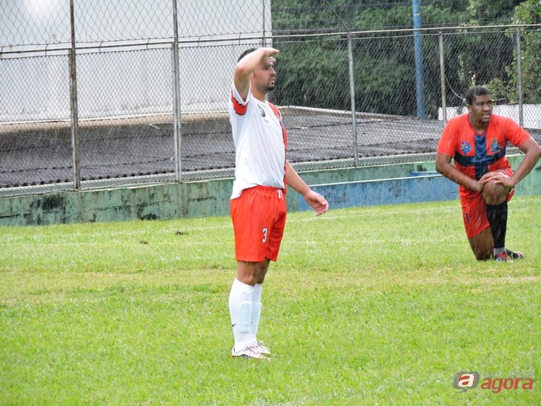 Alan comemora um de seus quatro gols na vitória da Nova Vida. Foto: Gustavo Curvelo/Divulgação -