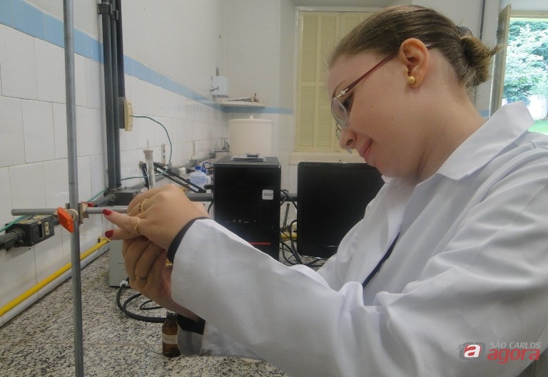 Aluna Jéssica Camargo em laboratório de sensores no Campus Araras da UFSCar. Foto: Carolina Carettin -