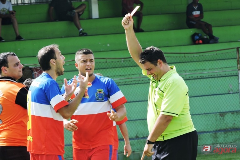 Atletas punidos com cartões precisam doar litros de leite para voltar a campo. Foto: Gustavo Curvelo/Divulgação -