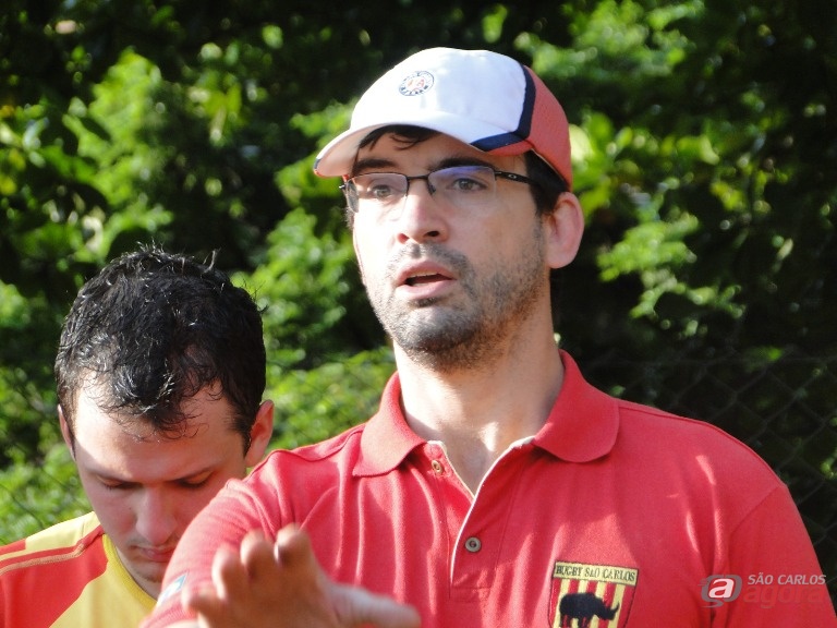 Volland orienta equipe durante o intervalo da partida com o Rio Branco. Foto: Divulgação -