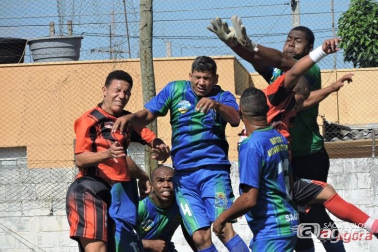 Ibap [azul e verde] chegou à classificação ao bater a Madureira Cidade Aracy. Foto: Gustavo Curvelo/Divulgação - 