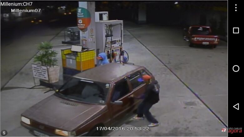Imagens mostram dupla praticando assalto em posto de gasolina. -