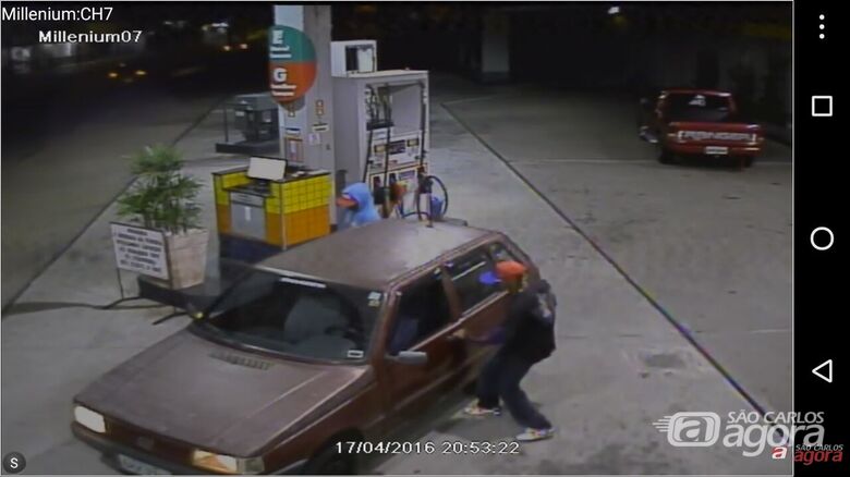 Imagens mostram dupla praticando assalto em posto de gasolina. - 