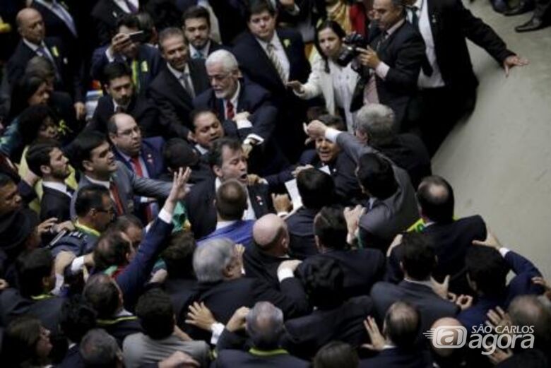 Confusão entre parlamentares a favor e contra o impeachment da presidente Dilma Rousseff no plenário da Câmara dos Deputados. Reuters/Ueslei Marcelino - 