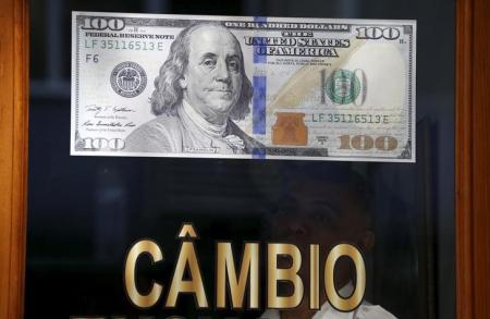 Nota de dólar vista em casa de câmbio no Rio de Janeiro. Foto: Reuters/Sergio Moraes -