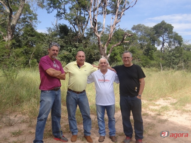 Freire, com o secretário Chiréia e os síndicos Eduardo e Alcídeo durante visita aos condomínios Valparaíso I e II. Foto: Divulgação -