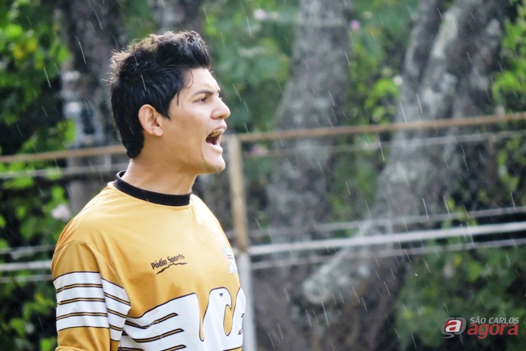 Com oito gols sofridos em nove jogos, Hélio é o goleiro menos vazado da competição. Foto: Gustavo Curvelo/Divulgação -