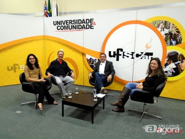 Docentes da UFSCar falam sobre combate ao mosquito em programa de TV. Foto: Adriana Arruda/CCS - 