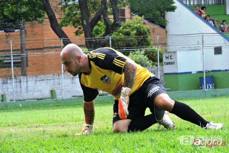 Leo Barco joga pela equipe os campeonatos de futebol de campo e salão. Foto: Gustavo Curvelo/Divulgação - 