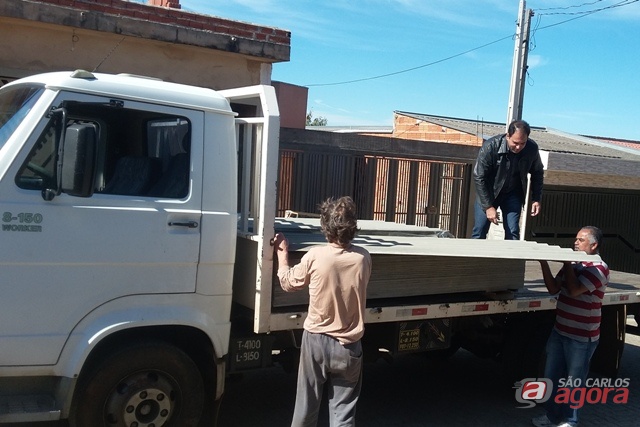 Foto: Vereador Sergio Rocha cede caminhão e funcionários para auxiliar famílias atingidas por temporal (assessoria do vereador) -