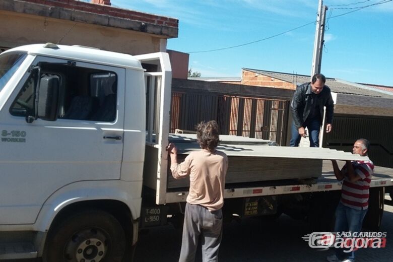 Foto: Vereador Sergio Rocha cede caminhão e funcionários para auxiliar famílias atingidas por temporal (assessoria do vereador) - 