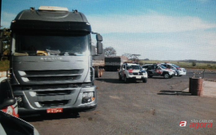 Carreta foi abordada em um posto de combustíveis. (foto Divulgação Araraquaraja.com) -
