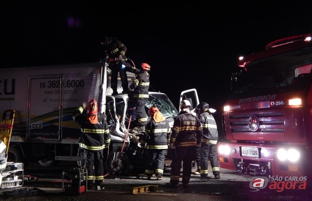 Caminhoneiro ficou preso nas ferragens. (foto Cláudio Dias/Araraquaraja.com) -