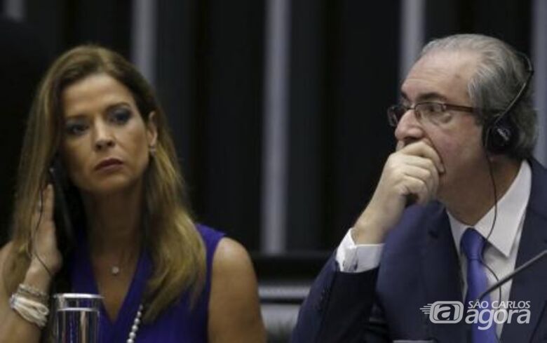 Cláudia Cruz (e), mulher do presidente afastado da Câmara, Eduardo Cunha (d), durante cerimônia na Câmara dos Deputados. Foto: Reuters/Ueslei Marcelino - 