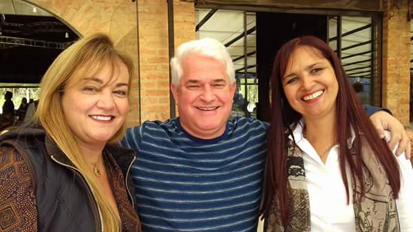 Marquinho entre a diretora, Isabel Mello e a presidente Lucia Nordi. Foto: Divulgação -