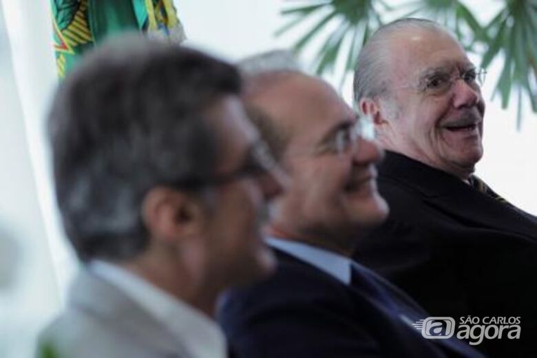 Ex-presidente José Sarney ao lado dos senadores Renan Calheiros e Romero Jucá, em Brasília. Foto: Reuters/Ueslei Marcelino - 