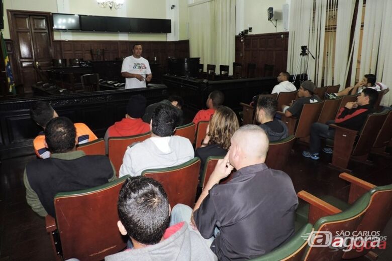 Representantes das equipes inscritas estiveram reunidos na Câmara Municipal. Foto: Gustavo Curvelo/Divulgação - 