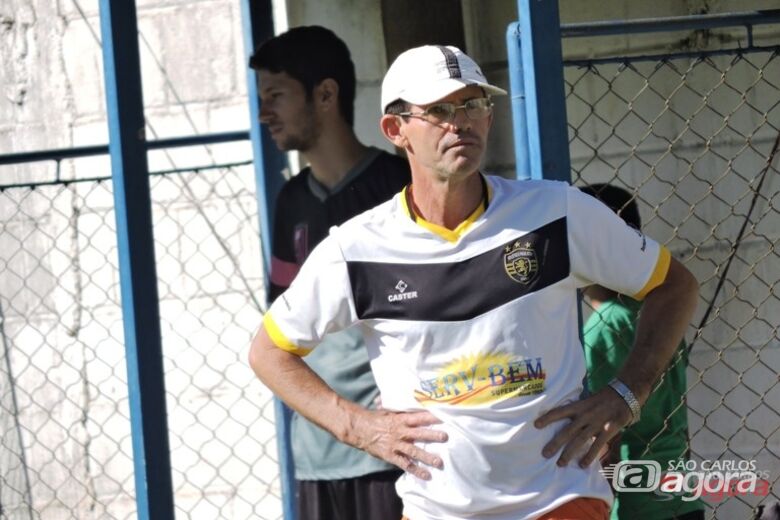 Equipe manteve a base e o treinador Roberto Munhoz [foto] para a Copa Futsal. Foto: Gustavo Curvelo/Divulgação - 