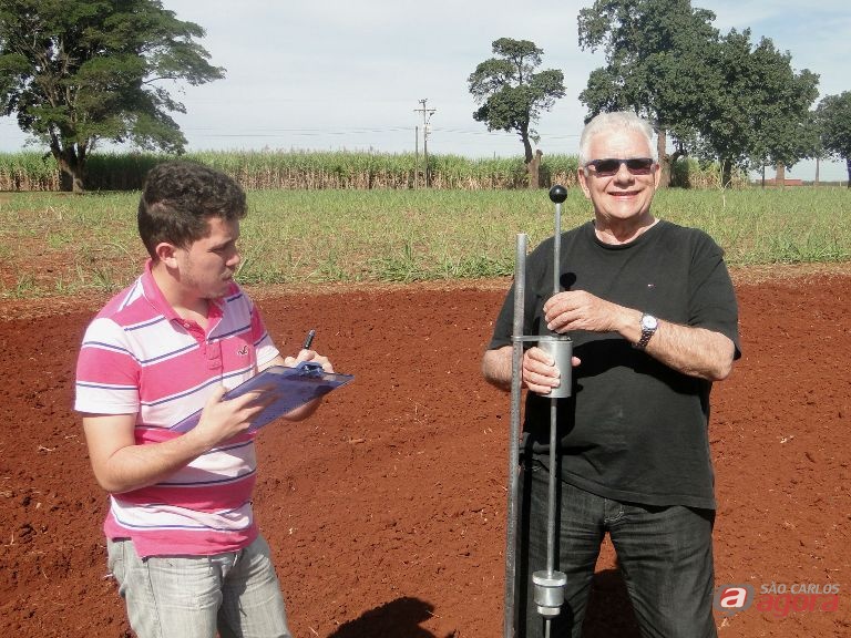 Aluno Andres Coronel e professor Rubismar Stolf com penetrômetro. Foto: Carolina Carettin -CCS/UFSCar -