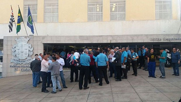 Trabalhadores prometem nova manifestação defronte a Prefeitura Municipal. (foto Milton Rogério) -