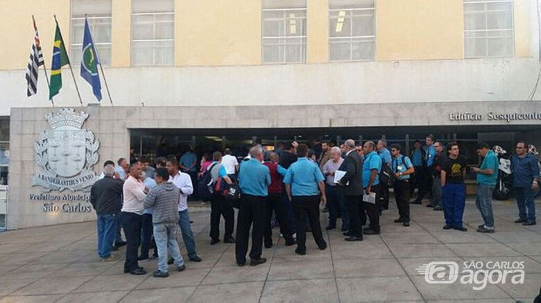 Trabalhadores prometem nova manifestação defronte a Prefeitura Municipal. (foto Milton Rogério) - 