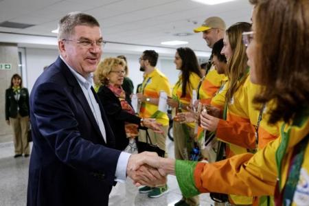 Thomas Bach, presidente do COI, desembarca no aeroporto do Rio de Janeiro. Foto: Reuters/Yasuyoshi Chiba/Pool -