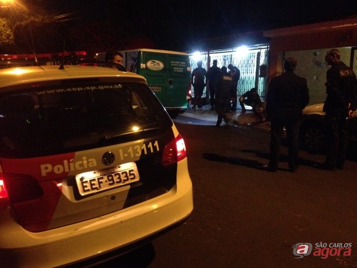 Movimentação policial defronte a casa onde ocorreu o crime. (foto Araraquaraja.com) -