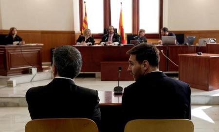 Lionel Messi e seu pai, Jorge, durante julgamento em Barcelona. Foto: Reuters/Alberto Estevez/Pool/Files -