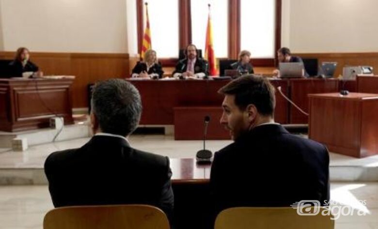 Lionel Messi e seu pai, Jorge, durante julgamento em Barcelona. Foto: Reuters/Alberto Estevez/Pool/Files - 