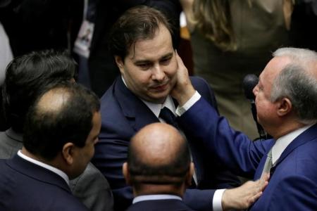 Presidente da Câmara dos Deputados, Rodrigo Maia, é cumprimentado por deputados durante sessão da Casa em Brasília. Foto: Reuters/Ueslei Marcelino -
