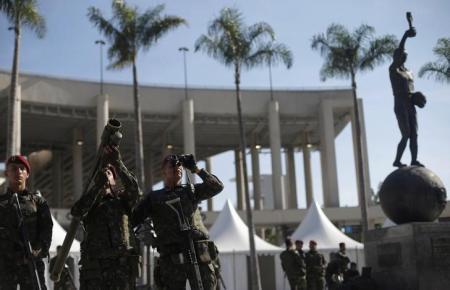 Soldados participam de exercício de patrulha militar em frente ao estádio do Maracanã, no Rio de Janeiro, para os Jogos Olímpicos. Foto: Reuters/Ricardo Moraes -
