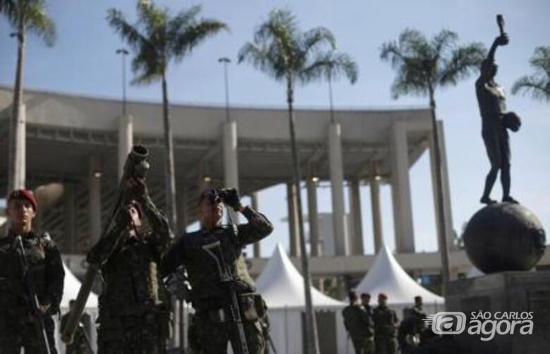 Soldados participam de exercício de patrulha militar em frente ao estádio do Maracanã, no Rio de Janeiro, para os Jogos Olímpicos. Foto: Reuters/Ricardo Moraes - 