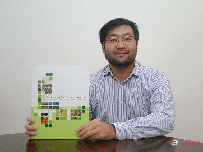 Professor Ricardo Fujihara, da UFSCar, com sua nova obra didática. Foto: Carolina Carettin -