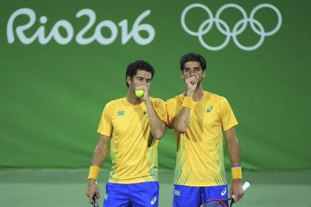 Tenistas brasileiros André Sá (d) e Thomaz Bellucci durante partida nos Jogos Olímpicos Rio 2016. Foto: Reuters/Toby Melville -