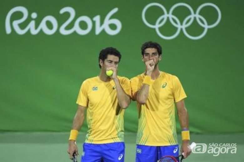 Tenistas brasileiros André Sá (d) e Thomaz Bellucci durante partida nos Jogos Olímpicos Rio 2016. Foto: Reuters/Toby Melville - 